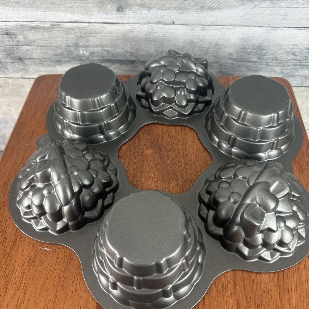 Wilton Mini Cup Cake Muffin Pan Oven 6 Flower Basket Bakeware Non Stick VTG Rare